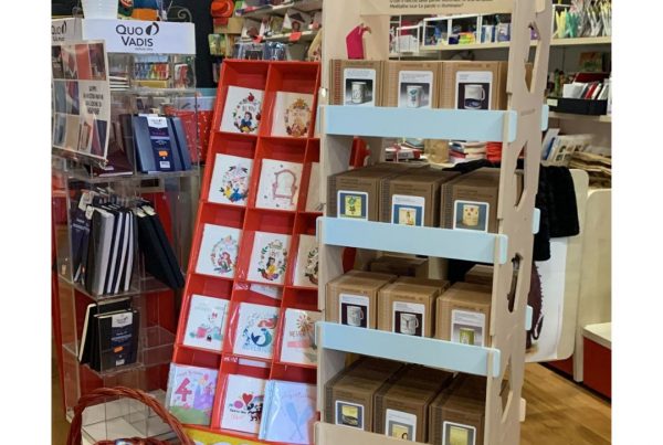 Espositore da terra in legno ad incastro per tazze e lampade in libreria